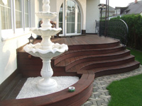 Zložitejšie realizácia v prevedení vnútorných a vonkajších oblúkov tam, kde niekoľkokrát odskočila vonkajšia dlažba.